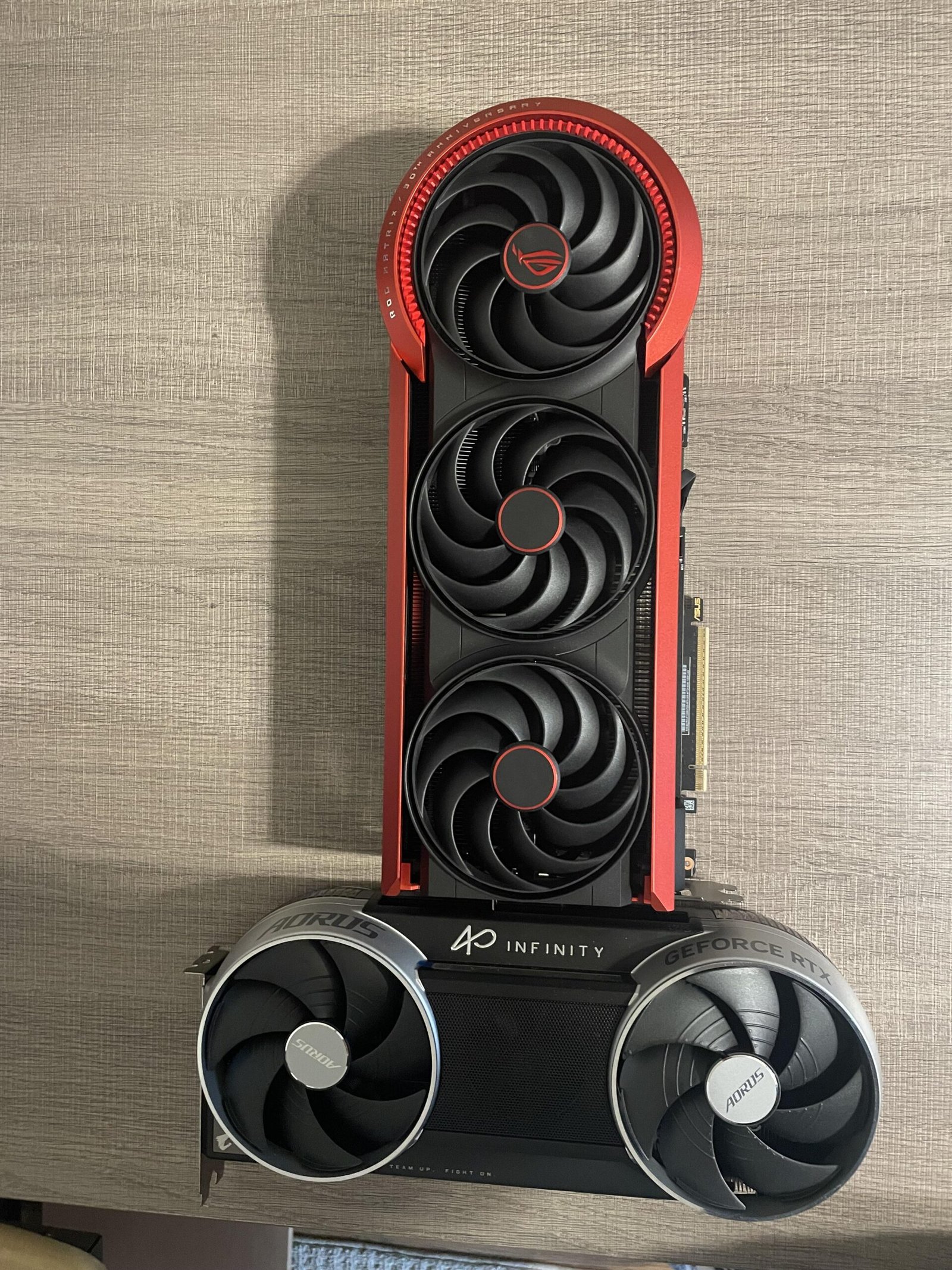 Meme sulle GPU impilate come un termosifone extra lusso, da ProgrammerHumor